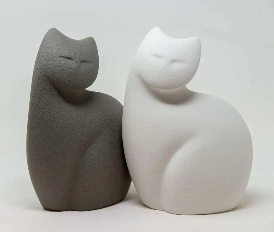 Urne scultura a forma di gatto in bianco e grigio